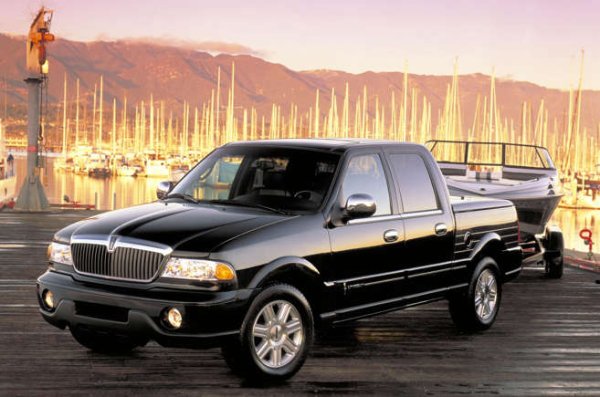 Аргументът зад Blackwood беше, "ако Lincoln може да продаде SUV, той може да продаде и пикап." Базираният на Ford F-150  автомобил има предница, подобна на Navigator, изкуствена дървена облицовка отстрани и покрито с килим товарно отделение, скрито под пластмасов капак с механично задвижване.

Концепцията имаше смисъл на хартия, но купувачите посрещнаха първия пикап на Lincoln скептично. Не предлагаше нищо от гъвкавостта, която търсеха в пикапа, и идваше само със задвижване на задните колела. Производството приключва малко повече от година след представянето, което го прави моделът с най-кратък живот от гамата на Lincoln.